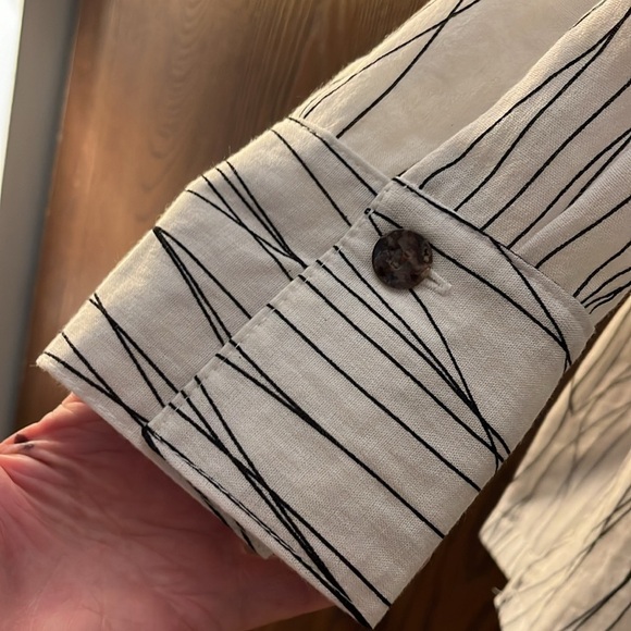 Fridaze 100% linen white with black lines top. Size Small. - Picture 5 of 9